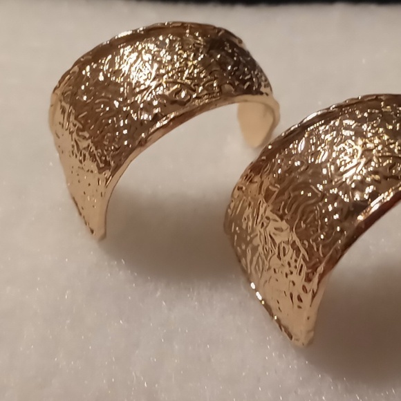 Half hoop textured gold tone tapered earrings mid size hoops - Picture 3 of 5